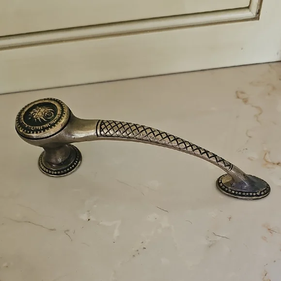 Vintage Clive Christian Lion Head Drawer Pulls - Picture 2 of 6